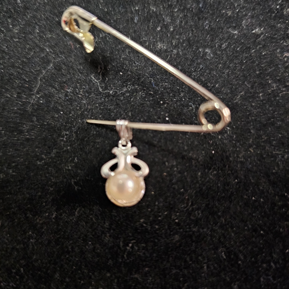 Elegant Silver Pearl Pendant